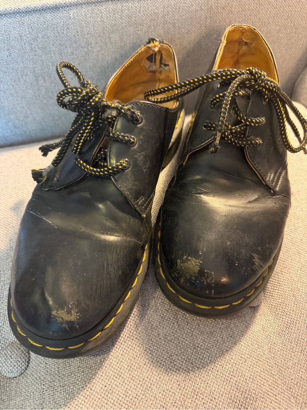 Dr Martens Black Leather women’s Lace-Up Shoes with Yellow Stitching